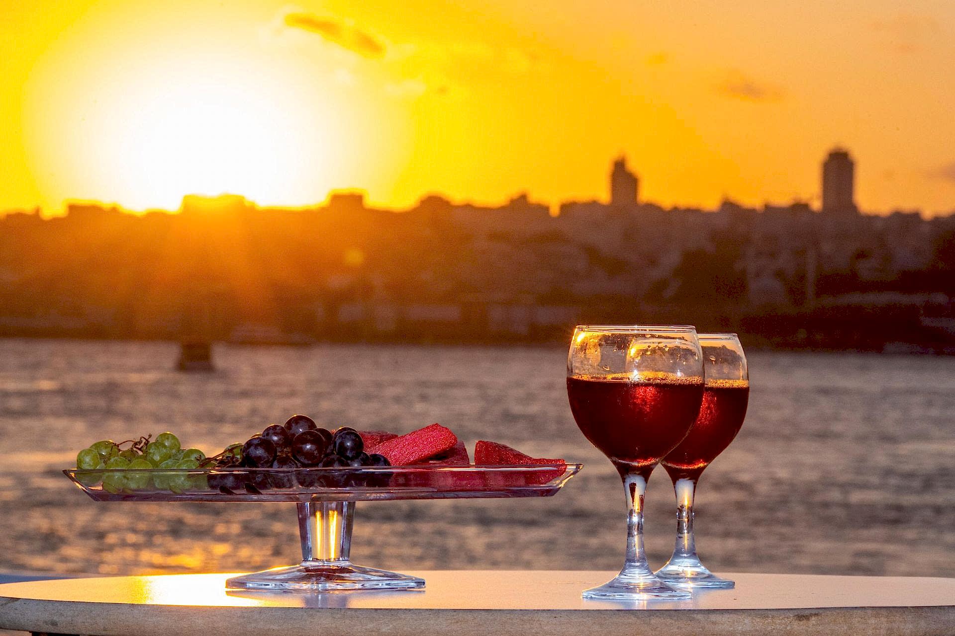 İstanbul Boğazı’nda Teknede Sunset Turu
